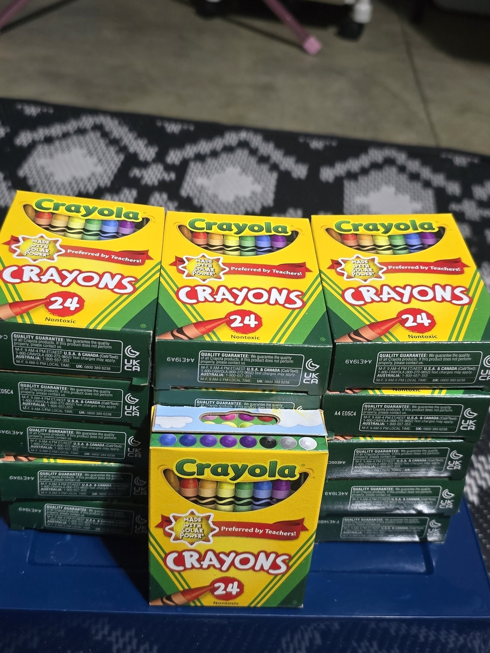 Crayola Crayons 24-Count Bright Yellow Pack (Box Art Visible)